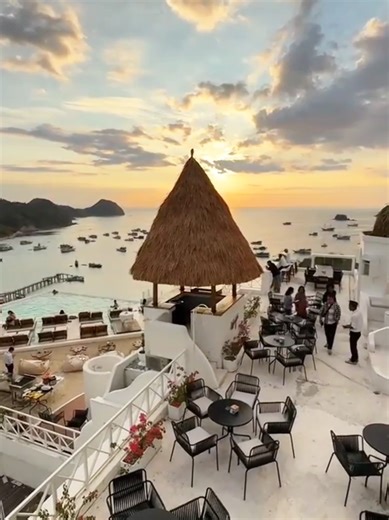 Senja terbaik di Labuan Bajo 🌅 Local Collection bukan cuma tempat nongkrong, tapi spot menikmati sunset, laut tenang, dan vibes tropis yang susah dilupain. Sekali datang, pasti pengen balik lagi. Chasing the best sunset in Labuan Bajo 🌅 Local Collection is more than just a place to hang out — it’s where tropical vibes, calm ocean views, and golden skies come together. Once you’re here, you’ll want to stay longer. Hashtags (5 paling relevan): #LocalCollectionLabuanBajo #LabuanBajo #SunsetView #