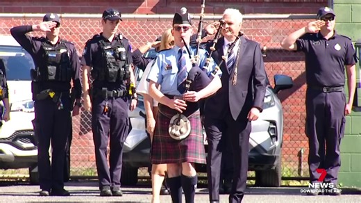 It was a sad day for the Mackay policing community, with a much loved detective hanging up his badge for the final time. While Detective Sergeant Paul Arnold says his farewell was "overwhelming," the job was a "privilege". 7NEWS at 6pm. 📱Download the 7NEWS app: 7news.link/7newsapp #7NEWS | 7NEWS Mackay