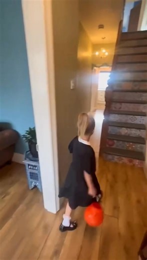 💀👻🎃Wednesday Adams approved 🏡💀A versatile 4-bed home on Grove Rd, Lydney, featuring flexible living, a yoga studio outbuilding, and a balcony with gorgeous views.Join Sienna and me for a Halloween house tour with a twist! 🎃#lettings #ArohaProperties #HalloweenVibes #PropertyTour #Lydney #InvestmentProperty | Aroha Properties