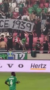 ⚽ Po skandalu z transparentem: czas powiedzieć „dość” Izraelowi w sporcie i polityce Transparent „Mordercy od 1939” wywieszony przez kibiców Maccabi Hajfa w meczu z Rakowem Częstochowa to nie incydent – to jawna antypolska prowokacja. A reakcja? Brak przeprosin od Ambasady Izraela, brak działań UEFA. --- 🇮🇱 Kraj, który krzyczy o antysemityzmie, a sam szerzy nienawiść Izrael od lat stawia się w roli moralnego autorytetu, głośno potępiając antysemityzm. Jednocześnie – to jeden z najbardziej rasi