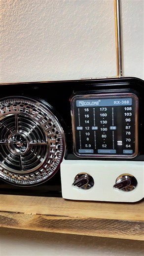 📻 راديو GOLON RX-399 اللاسلكي 🔹 المواصفات: • يعمل على FM / AM / SW (3 نطاقات) • يدعم البلوتوث لتشغيل الموبايل • تشغيل USB و كارت ميموري TF • خاصية TWS لتوصيل سماعتين معًا • بطارية قابلة للشحن • شحن سريع Type-C • هوائي قوي لاستقبال أوضح 🔹 المميزات: ✔ صوت نقي وقوي ✔ تصميم كلاسيك أنيق ✔ مناسب للبيت، الشغل، الرحلات والطوارئ 📦 منتج عملي واعتمادي 📩 للاستفسار والطلب ابعتلنا رسالة 📍زورنا في سيدي بشر بحري، أمام شركة الكهرباء، شارع 17 متفرع من يوسف غالي. 📞كلمنا على: 01155199336 035541552 او اطلب ال