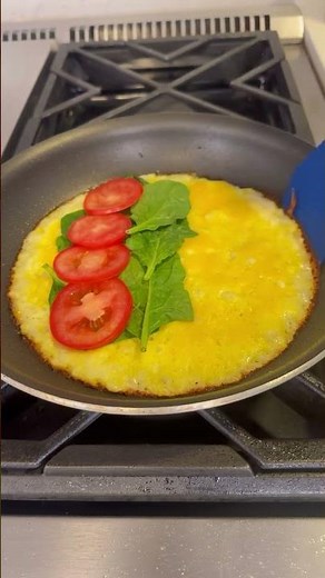 Huevos mañaneros 120g de queso manchego 2 huevos 4 rebanadas de jitomate Hojas de espinaca 100g de
