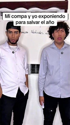 Se nos quedo la cartulina 😤#risas😂😂😂 #clases #compañeros #honduras🇭🇳