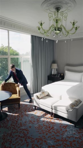 Setting the scene so every Savoy stay is perfect ✨ 📍The Savoy, London #BeInspiredByTheDolceVita ➡️ Follow for more! Visit our website - Explore our selection of the most Exquisite Listings 🔗 Link in bio THE HOTEL STORY #TheHotelStory #luxuryhospitality #TheBestLuxuryHotels