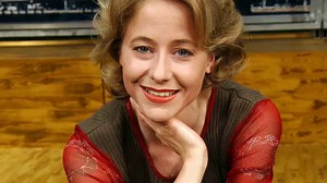 Heute wäre der 50. Geburtstag der deutschen Schauspielerin † Silvia Seidel (* 23. September 1969 in München; † Ende Juli oder Anfang August 2012 ebenda), die uns alle durch ihre Titelrolle in der ZDF-Weihnachtsserie "Anna" begeistert hat. In den 1980er Jahren war sie ein Vorbild für eine ganze Generation junger Mädchen. Ein bisschen frech, stolz und vor allem erfolgreich. Aber auch zart und anmutig. Die Primaballerina aus dem ZDF-Weihnachtsmehrteiler „Anna“: Silvia Seidel. Als sie 2012 mit gerad