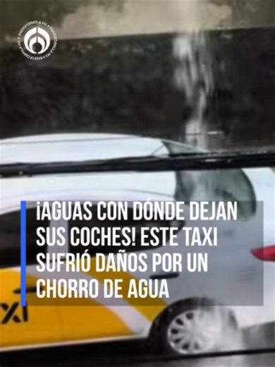 😰¡Qué mal lugar para dejar un auto!😰🌧️ Taxi sufre daños en el parabrisas trasero por culpa de un desagüe🌧️ #RFmx #Imperdible #tiktokmehizover #lluvia #taxi