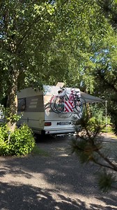🌿 Dein Campingurlaub inmitten der Natur Hier, mitten im Grünen, zwischen alten Bäumen und duftenden Sträuchern, wird Camping zur kleinen Auszeit für die Seele. 🌲 Umgeben von Ruhe & Natur – der perfekte Ort für entspannte Stunden, gute Gespräche und besondere Momente unter freiem Himmel. ✨ Wann sehen wir uns am Campingpark in Fisching? 🌞🚐🌿 #campingliebe #naturcamping #stellplatzmitausblick #ruhegenießen #campingfürerwachsene | 50plus Campingpark Fisching - für Erwachsene ohne Hund