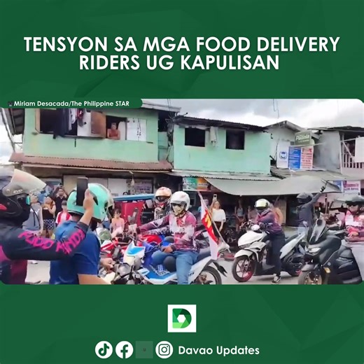 𝗧𝗘𝗡𝗦𝗬𝗢𝗡 𝗦𝗔 𝗠𝗚𝗔 𝗙𝗢𝗢𝗗 𝗗𝗘𝗟𝗜𝗩𝗘𝗥𝗬 𝗥𝗜𝗗𝗘𝗥𝗦 𝗨𝗚 𝗞𝗔𝗣𝗨𝗟𝗜𝗦𝗔𝗡 Nagkatinubagay ang sakop sa Tacloban City police ug mga food delivery riders nga nag-motorcade human silang giharang sa kapulisan aron musalmot unta sa usa ka dakong rally didto sa Freedom Park sa Tacloban City karong adlawa, Setyembre 21, 2025. Sumala sa kapulisan, giingong wala matud pay permit ang mga riders. Ang rally kay gi-organisa sa Leyte Aksyon Laban sa Korapsyon, nga naghisgot sa korapsyon sa floo