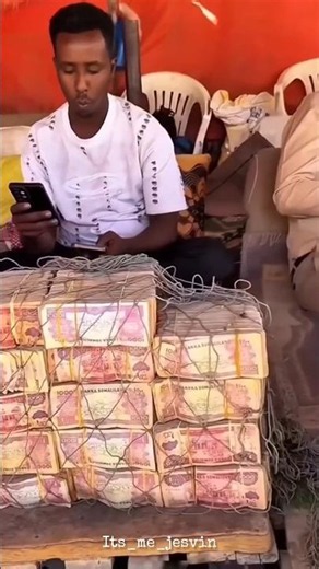 Get 200 for every 100 you give here🤑😱 #Somaliland #MoneyMarket #WeirdMarkets #WorldFacts