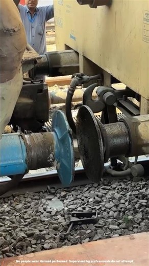 Train Coupling In The Railway Is Very Dangerous 😯
