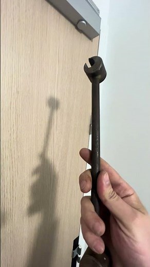 Comment régler les paumelles de porte facilement ?
