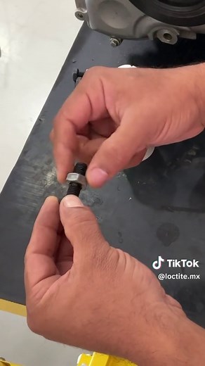 LOCTITE® 263 ofrece un bloqueo y sellado permanente en tornillería de carcasas de motor, ideal para condiciones extremas: ✅ Previene aflojamientos y fugas por impacto y vibración. 🔥 Resiste altas temperaturas y es tolerante al aceite. ⚙️ Excelente espectro de curado para un rendimiento confiable. 💡 Confía en la máxima resistencia cuando más lo necesitas.