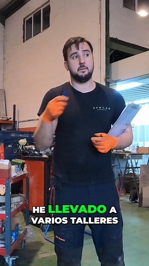 En el taller, se debate un plan B y posibles soluciones para un Land Rover Defender. Nunca está de más tener opciones. #LandRoverDefender #Taller #Soluciones #PlanDeRespaldo #Mecanica | Syncar Automotive