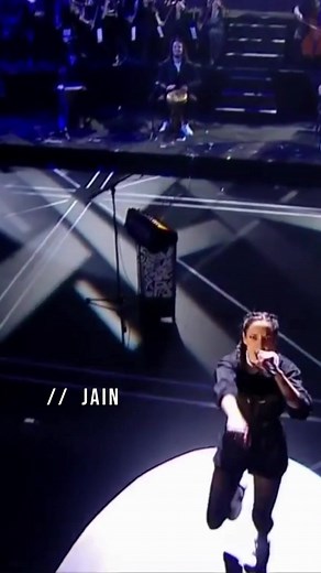 JAIN - Concert Énergique de Makeba