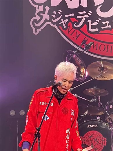 50を過ぎたらバンドはアイドル改め 60過ぎてもバンドはアイドル！還暦を迎えたオーケンのペンラ使いをご堪能ください。♪どうせマトモにはもうなれないの歌詞が心強い💪まともにならないでいてくれてありがとう、この先もずっとどうかしていてください#筋肉少女帯
