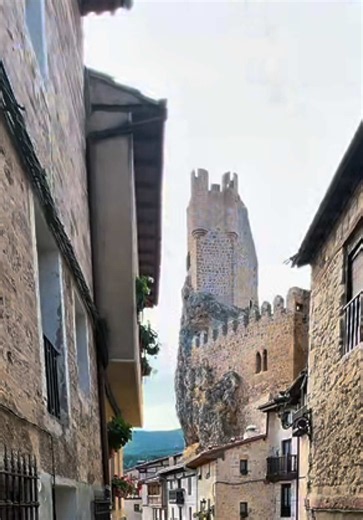 🏰✨ UN DÍA MEDIEVAL POR BURGOS ✨🏰 Si estás buscando qué ver en Burgos, una ruta de un día por Burgos diferente y llena de naturaleza, guarda este vídeo porque esta ruta por Frías, Tobera y Pedrosa de Tobalina es una auténtica maravilla 🤎🌿 📍 Ruta: 🏰 Ermita de San Pantaleón de Losa 💦 Pedrosa de Tobalina 🏘️ Frías, una de las ciudades más pequeñas de España 🏰 Castillo de Frías 🌿 Ermita de Santa María de la Hoz, en Tobera 💦 Cascadas y saltos de agua de Tobera 👑 En Frías: si quieres visitar