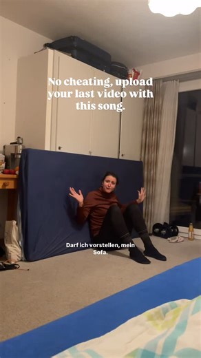 Community für Alleinreisende Frauen | Reisen | Frauenprojekte | on Instagram: "Couchsurfing on Point. Man kann es wie Jasmin @welt_verliebt machen und von unterwegs erfolgreich arbeiten oder wie ich @runtheworldwithalicia zur Zeit so low Budget wie möglich „überleben“. Man muss definitiv nicht reich sein, um um die Welt zu reisen. 👉 Wie reist du? Luxus Reisen, Low Budget Backpacking, Digital nomad, Kurzurlaub, Camper, noch in der Planung? Erzählst uns in den Kommentaren. Wir können so viel vone