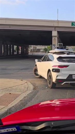 Waymo making illegal left u turn on Vance Jackson (Estuardo Macias)