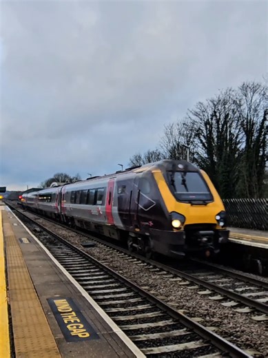 🚆 UK Railway Action | Chesterfield Station | 20/01/26 🇬🇧 CrossCountry Class 220 Voyager 220001 storms through Platform 1 at Chesterfield Station at speed, working service 1E79 along the Midland Main Line. A brilliant capture of classic Voyager traction flying through the station, delivering that unmistakable high-rev diesel sound as it powers northbound without stopping. 👉 Follow Trains and Freight Diaries for more UK trainspotting, high-speed passenger trains, diesel traction and main line 