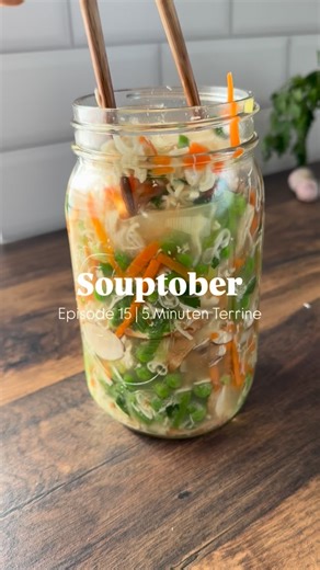 💨 Diese 5-Minuten-Terrine ist dein schnelles Soulfood to go – gesund, eiweißreich & ready in 5 Minuten. 🥣🔥 Würzig, leicht & trotzdem richtig sättigend – perfekt fürs Büro, Mealprep oder den schnellen Feierabend. 🍲✨ 👉 Kein Kochen, kein Aufwand – einfach heißes Wasser drauf & genießen. 💪 🥣 Zutaten 2 TL Gemüsebrühe 50 g Mienudeln 70 g Erbsen (TK) 70 g Bohnen (TK) 50 g Karotte (in feine Streifen) 2 Champignons (in Scheiben) 1 Frühlingszwiebel 60 g Hähnchen (gegart, in Stücke geschnitten) 500–