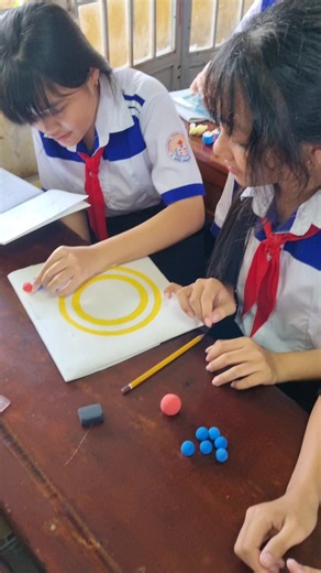 Hs 7/3 làm mô hình nguyên tử. #chauhuenhung #hsdbk