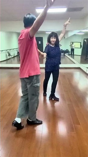 學生自練 吉魯巴舞步一 Students practice Jitterbug dance steps on their own (1)