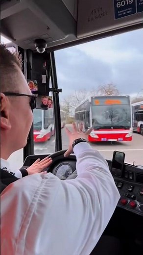 Der Busfahrer Gruß Virale Gruß Michael Gruß | Meme #414