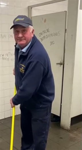 Wetherspoon’s cleaner wants you to know this… 🧐🙈 #britishhumour #ukcomedy #BritainUnhinged