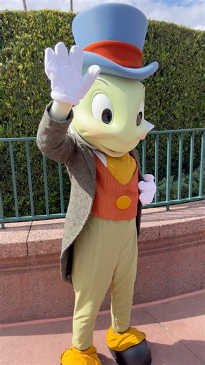 1.5K views · 32 reactions | Meeting Jiminy Cricket in front of the Chinese Theatre at Disney’s Hollywood Studios! #Pinocchio #disneyparks | Highscorekevin | Facebook