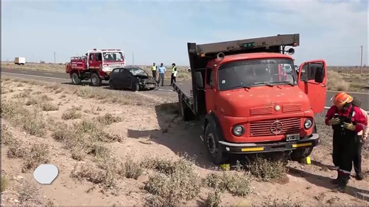Somos El Valle on Instagram: "#PLOTTIER Fuerte choque en la Autovía Norte #SN Un Volkswagen FOX terminó debajo de un camión Mercedes Benz 1114. El auto, era conducido por un efectivo de la Policía de la provincia de 27 años. Por el momento se desconoce qué originó el siniestro, pero se presume que el conductor se habría quedado dormido. #choque #accidente #autovia #policia #herido"