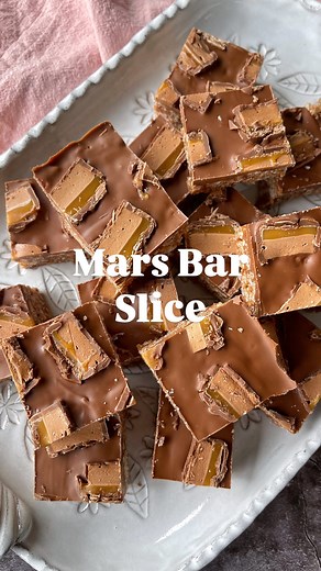 This no-bake ✨Mars Bar Slice✨ is always a crowd-pleaser — chewy, gooey, chocolatey goodness with just the right amount of crunch. 🍫INGREDIENTS 4 x 47g Mars bars, chopped 100g butter 4 cups rice bubbles TOPPING 250g milk chocolate, chopped 1 x 47g Mars bar, finely sliced, optional 🍫INSTRUCTIONS 1. Line a 27 x 19 cm slice tin with baking paper. 2. Place the Mars bars and butter in a large saucepan over a gentle heat. Stir until completely melted. 3. Remove from the heat and whisk vigorously to c