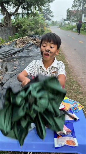 Kind-hearted girl on the street #nangkhieuvip #funny #haihuoc #comedy #giaitri #humor