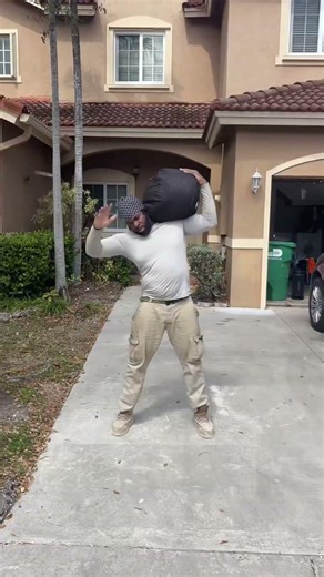 Boom bop bam, don’t drop the sand #sandbagworkout #functionaltraining #gripstrength