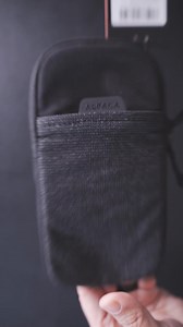 Alpaka Modular Shoulder Pocket Slim คือกระเป๋าดีไซน์ใหม่เอี่ยมจาก Alpaka . สามารถติดสายสะพายได้ คาดเอวได้ คิดเข็มขัดได้ ติดสายเป้ได้ (เป้ต้องที่จุดให้ยึด) มันคือกระเป๋าอเนกประสงค์จริงๆ . สำหรับแฟน Alpaka ถ้าอธิบายให้เข้าใจง่าย มันคือกระเป๋าประเภทเดียวกับ Modular Phone Sling และ Modular Sling การติดสายสะพาย การยึดกระเป๋าเป็นแบบเดียวกัน . สิ่งที่ต่างจาก 2 ใบก่อนนั้น คือ ดีไซน์ ใบนี้จะไม่มีฝาปิดแม่เหล็ก ภายนอกดูแปลกตาไป ใช้ผ้า Axoflux 400D Washed nylon น้ำหนักเบา . และที่เด่นมาก คือ ด้านหน้ามีช่องข