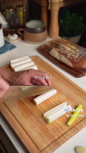 ピリ辛！ネギだく鶏むねチャーシューが美味すぎる🤤 鶏むね肉 １枚 白ネギ 2本 A醤油 大さじ３ Aみりん 大さじ２ Aお酢 大さじ１ Aオリゴ糖 小さじ１ A生姜チューブ 小さじ1/2 Aニンニクチューブ 小さじ1/2 B豆板醤 小さじ１ Bコチュジャン 小さじ１ Bごま油 小さじ１ Bラー油 少々 薬味ネギ 適量 白ゴマ 適量 ①鶏むね肉の皮をとってフォークで穴をあけたら ジップロックに入れてAを加えてもみ込み、常温で30分おく ②白ネギは５センチ幅の細切りにし、氷水にひたす ③鍋にたっぷりのお湯を沸かしたら鶏むね肉を ジップロックのまま入れて3分茹でる 3分経ったら火を止め、蓋をして30分放置する ④30分経ったら胸肉を取り出し細切りにする ⑤残ったタレと白髪ネギ、④をボウルに入れ Bを入れて混ぜ合わせたらお皿に盛りつけ 薬味ネギと白ゴマをかける #簡単レシピ #tiktokレシピ #鶏むね肉レシピ