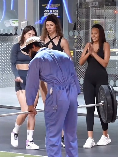 Anatoly shows off her abs, making everyone wow.....part2 #anatoly #gym #prank #fitness #fbreelsvideo #reels2024 | Cleaner Anatoly