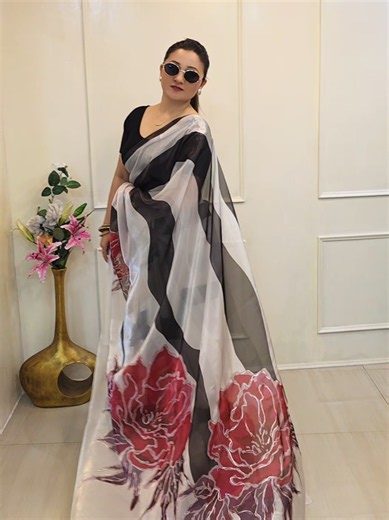 Fendi Silk 🌸 #beautifulsaree #sareelovers #classy_saree #reetibyclassy #ethinicwear