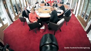 A photojournalist's video of his own camera at work offers a behind-the-scenes look at some of the world's most powerful leaders. Full story: http://nbcnews.to/1JF6OKt | NBC News