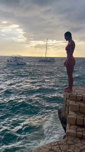 Ready to experience pure adrenaline? Feel it at📍Rick's Cliff Jumping 🇯🇲 📹 @renatakummer -------------- ¿Listo para experimentar pura adrenalina? Siéntela en📍Rick's Cliff Jumping 🇯🇲 📹 @renatakummer . . . . . . . #AdrenalinaJamaica #Rick'sCliffJumping #NegrilAdventure #JamaicaExtreme #NexusTours #AventuraEnAlturas | NexusTours