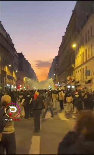 Un IMPORTANT CORTÈGE de manifestants se dirige vers le palais de l’Élysée, depuis Saint-Augustin, à Paris. (témoins) #manifestation #news #pourvous #pourtoiii #police