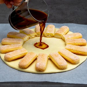 111K views · 463 reactions | Un dessert en 5 minutes ! Juste de la pâte feuilletée et 2 pommes Ingredientes: pâte feuilletée: 300 g boudoirs: 300 g crème fouettée: 200 ml sucre en poudre: 50 g eau: 40 ml pommes rouges: 2 pc sucre: 30 g cannelle: 2 g jus de citron: 15 ml lait: 30 ml noix: 100 g café soluble: 15 g | Savoureux.tv | Facebook