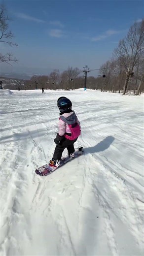 Sophia 6years old snowboarding Heel Edge down