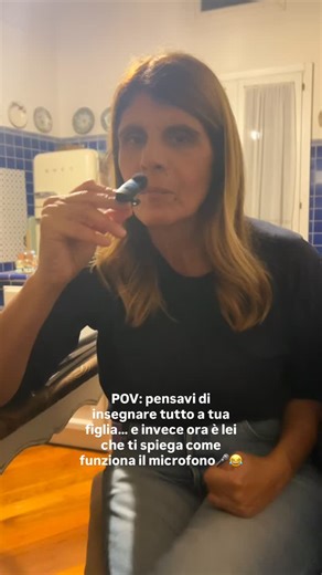 Carla Franco Truppa ⭐️ on Instagram: "Un giorno insegni tu, il giorno dopo ti insegnano loro 🥹🎤 Quando tua figlia ne sa più di te sul microfono Mia figlia Claudia che asseconda tutte le mie sciocchezze 🎤 😎 Breve storia sul microfono e sul sentirsi giovane ( ora che è ripartita, non se sarò più in grado) #vitadamamma #pov #assistenzatecnica"