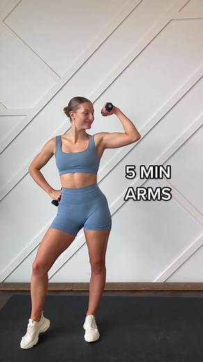 5 min QUICK & EFFECTIVE arm workout! Grab some light dumbbells (or use what you have at home! Waterbottles, canned food… anything will do). Each exercise is 30s taking ZERO RESTS! Can you do it? 🔥 #workoutroutine #tonedarms #fitness