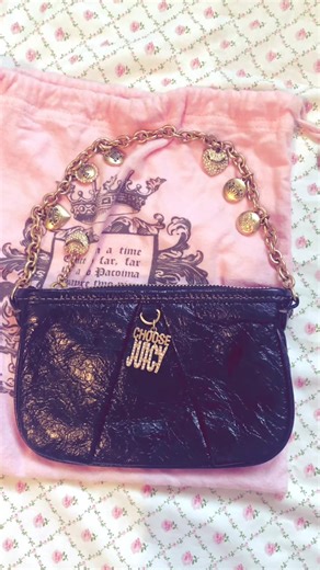 Juicy couture shoulder charm bag !! #juicycouture #2000sthrowback #bag #juicycouturebag #accessories