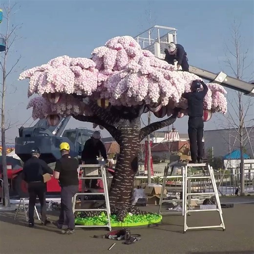 711K views · 7.6K reactions | This beautiful cherry blossom tree made using over 800,000 LEGO bricks went on display at LEGOLAND Japan in 2018  | Guinness World Records | Facebook
