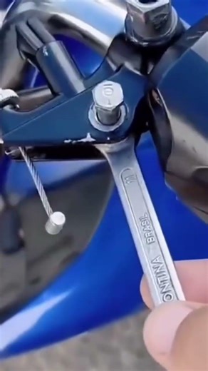 This is one way to install a bolt properly and correctly so that it is easy to install.#shorts