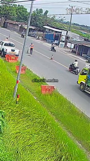 hanya saling mengingatkan,jika memang tonase tetep harus dilakukan pengecekan dan pendataan, karna itu salah satu dari pada fungsi UPPKB dan tidak dengan cara seperti yang di lakukan di vidio, kita petugas juga manusia, petugas di lapangan juga pro kepada sopir selagi sopir kooperatif kepada kita, terimakasih kepada bapak sopir telah mengakui kesalahannya, dan melanjutkan perjalannya hati hati di jalan🫡 #truk #eduaksi #indonesia