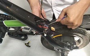 P2控制器后挡泥板拆卸