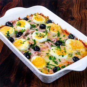 775K views · 4.2K reactions | Avec ces ingrédients, vous faites plus que du bœuf. Mettez-les au four ! Ingrédients: pour la sauce: beurre - 50 g farine - 50 g lait - 300 ml noix de muscade - 3 g sel - 5g poivre noir - 3 g huile d'olive - 30 g oignons - 2 pièces pommes de terre bouillies - 3 pièces œufs durs - 3 pièces jambon - 150 g mozzarella - 150 g parmesan - 100 g olives - 80g Taille du moule 22 X 20 cm AU FOUR À 180 °C/20 MIN | Savoureux.tv | Facebook